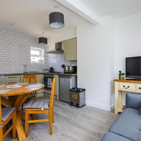 Appartement Ground Floor Flat With Parking, Sleeps 3 à Wheatley Extérieur photo